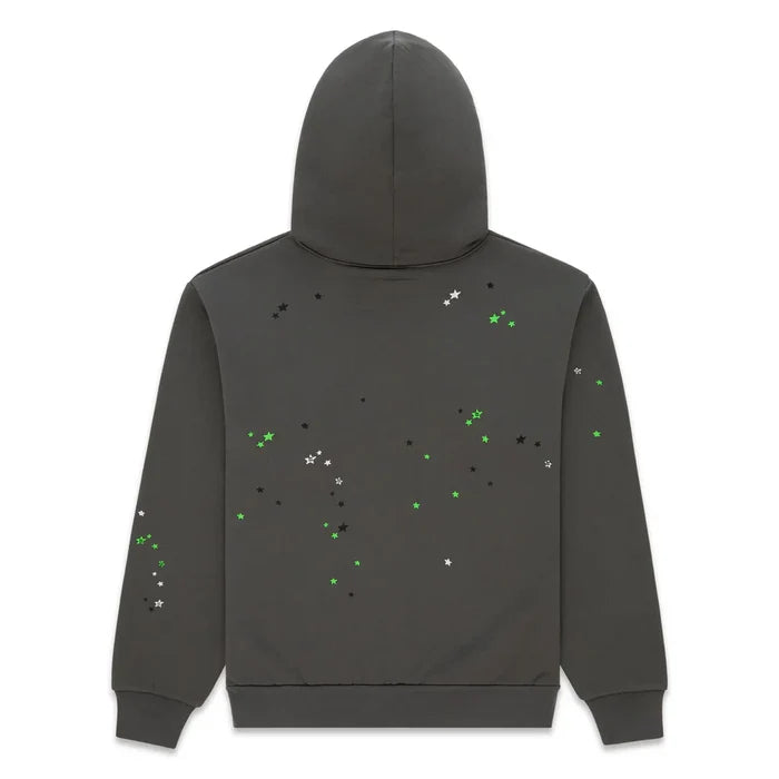 The Sp5der “P!nk! Hares the Slime” Hoodie is an olive green, 440GSM heavyweight cotton pullover featuring a spider-web design—an eye-catching piece for today’s streetwear style.
