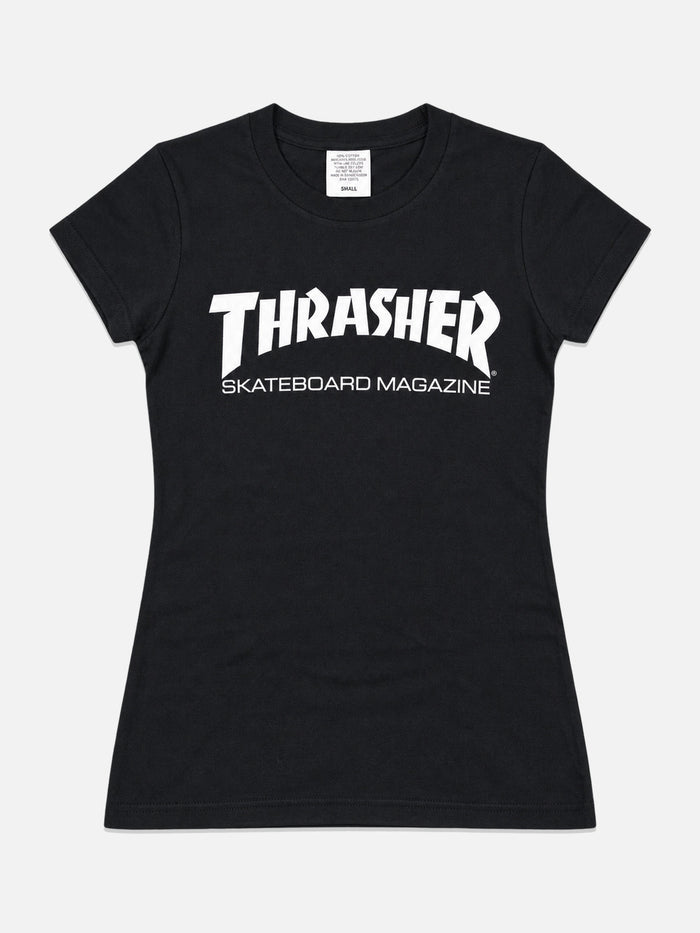 Remera Thrasher Skatemag Mujer Negro, vista frontal sobre fondo gris claro
